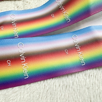Fios iridescentes de silicone com logotipo impresso