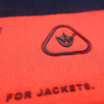 Poliéster 100% personalizado 3D Logo Screen Printing Clothing Labels