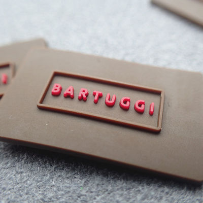 Etiquetas de borracha feitas sob encomenda do logotipo 3D lavável para o vestuário