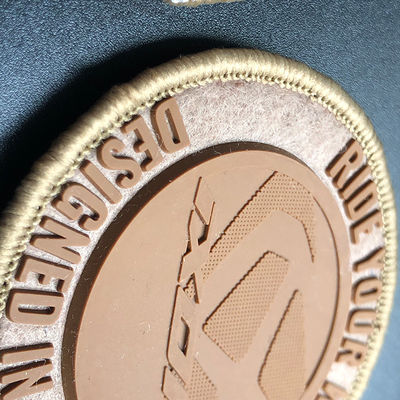 Personalizado reunindo o selo de borracha da marca registrada com crachá do silicone da emenda de Velcro na parte traseira