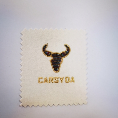 A forma e a roupa feita sob encomenda bonita de Oxhead remendam o bordado de galvanização
